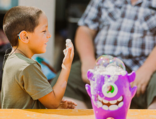 S otvorenou náručou adoptovali chlapčeka, život im však priniesol výzvu v podobe poruchy sluchu