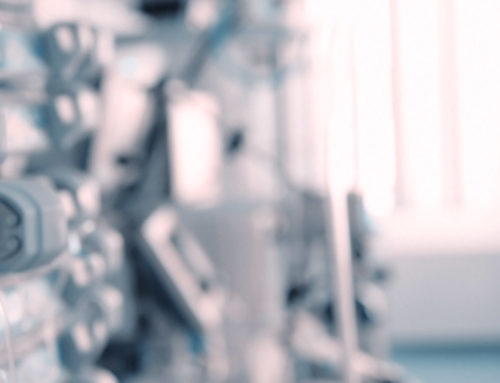 Medicinska sestra na intenzivnoj nezi sa kohlearnim implantom