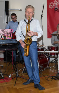 Prof. Gstöttner himself plays piano and saxophone and talks about the connection between music and hearing ability.