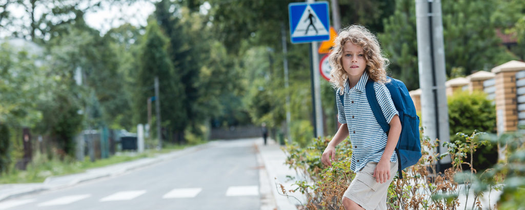 A school boy crossing the street: the dangers of lacking sound localisation 